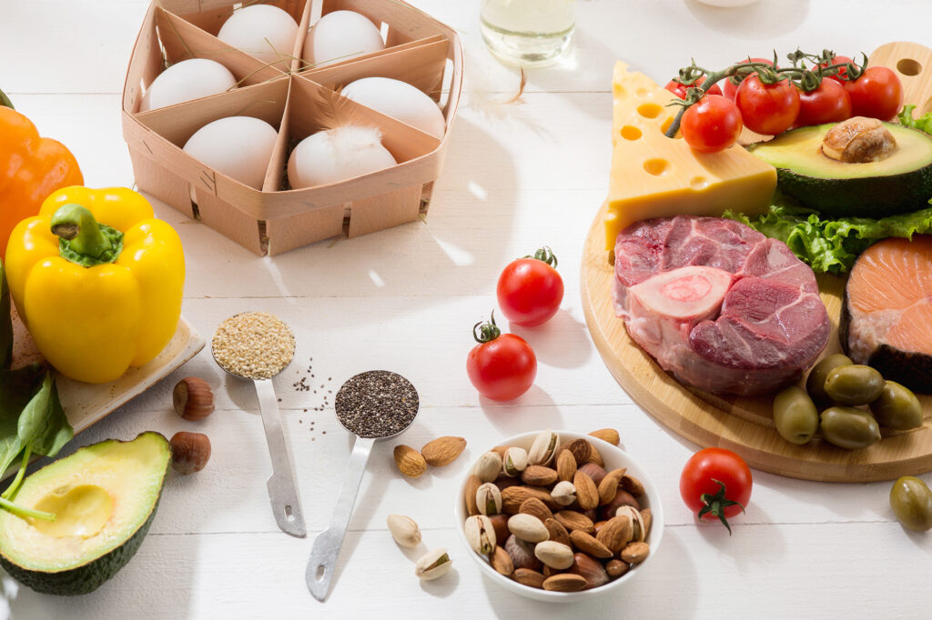 Photo de différentes sources de protéines (viande, œuf, oléagineux...)